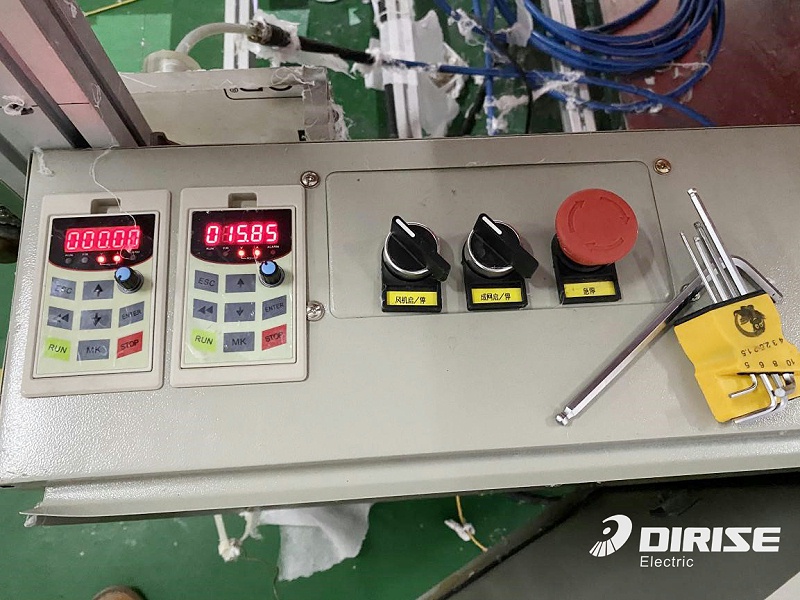 德瑞斯-熔噴布設(shè)備擠出機(jī)變頻器應(yīng)用案例-現(xiàn)場(chǎng)圖片1